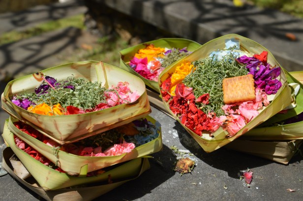 "Canang sari", offerte al dio Sang Hyang Widhi.