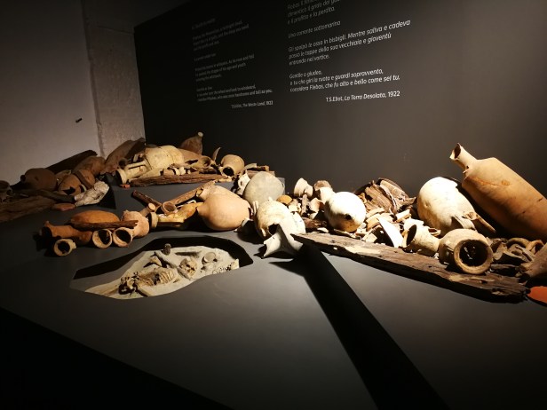 Il marinaio della nave B e il suo cane.