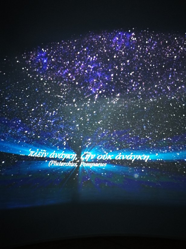 Video nel planetario per orientarsi con le stelle.