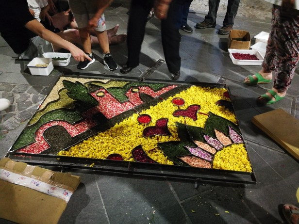 La realizzazione dei tappeti di fiori con struttura metallica che velocizza le operazioni.