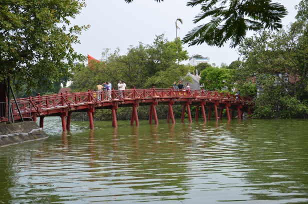 Il ponte rosso Huc, Hanoi.