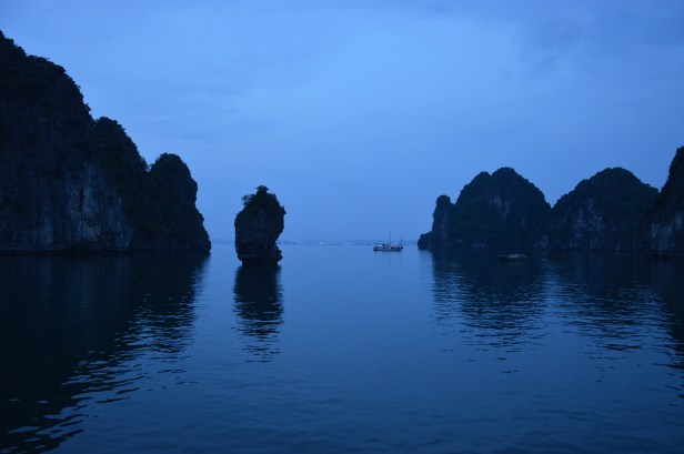 Baia di Ha Long al tramonto.