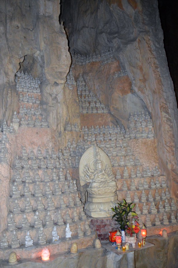 Tempio di marmo, nella caverna ci sono anche altari induisti.