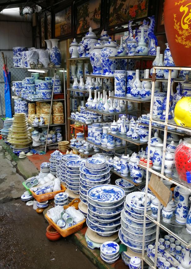 Bat Trang, villaggio della ceramica nei pressi di Hanoi.