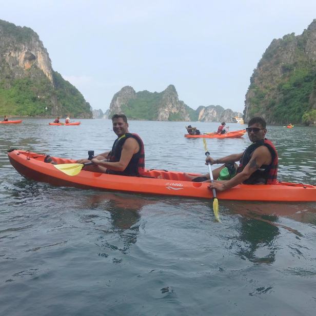 Baia di Ha Long in kayak.