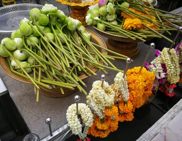 I doni ai templi di Bangkok, agosto 2019.