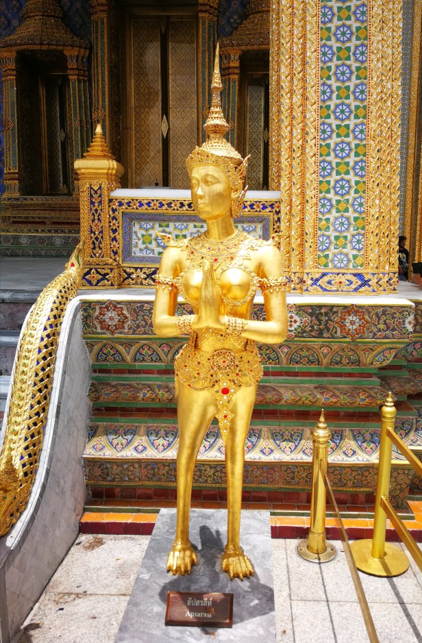 Apsarasi lo spirito femminile delle nubi che protegge il Wat Phra Kaew, Bangkok agosto 2019.