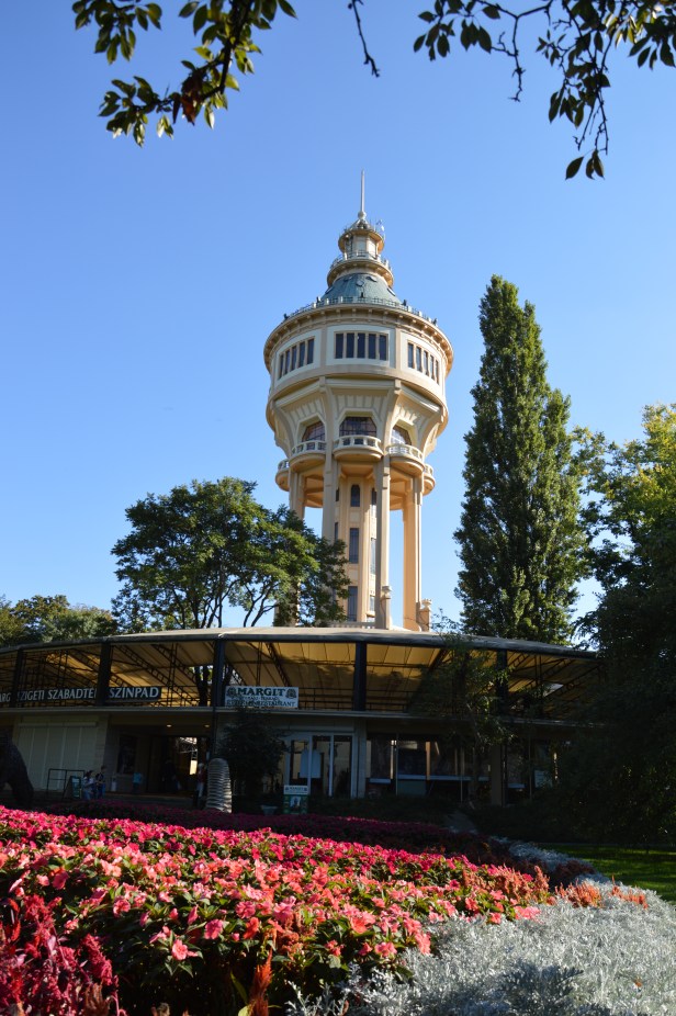 Serbatoio idrico a torre ottagonale.