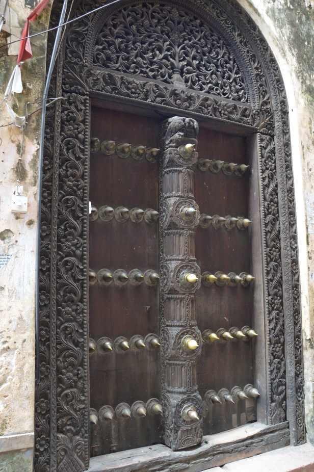 Portone di Stone Town con volta arrotondata in stile indiano.