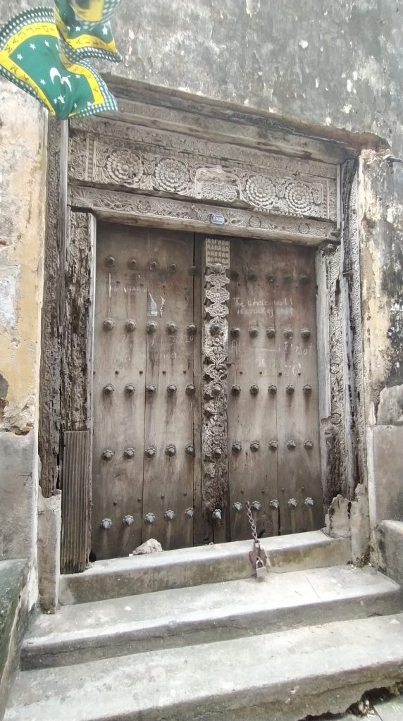 Portone con architrave retta in stile omanita.