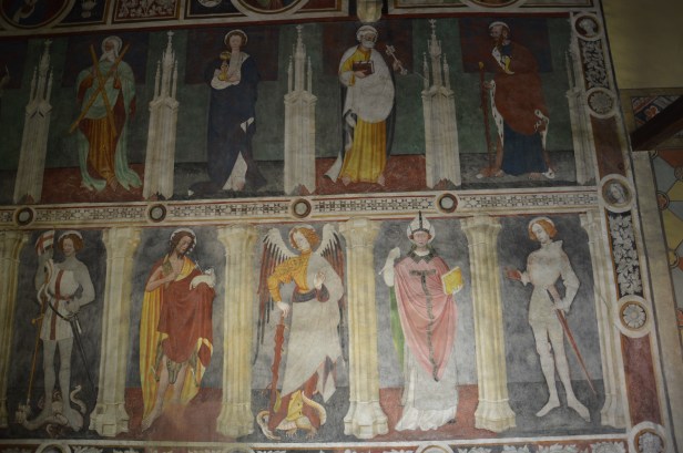 Affreschi nel cortile del Castello di Fénis.