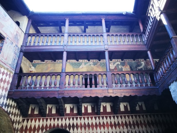 Cortile del castello di Fénis.