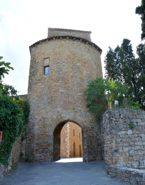 Porta di ingresso, San Quirico d'Orcia.