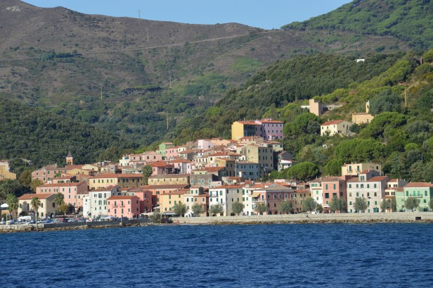 Rio Marina, fotografata dal traghetto.