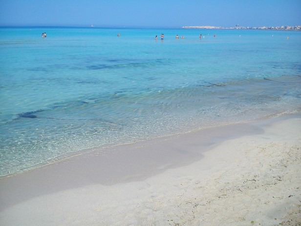 Baia Verde e in fondo l'isola col centro storico di Gallipoli.