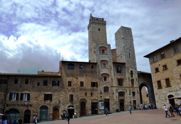Le due torri degli Ardinghelli in Piazza della cisterna.