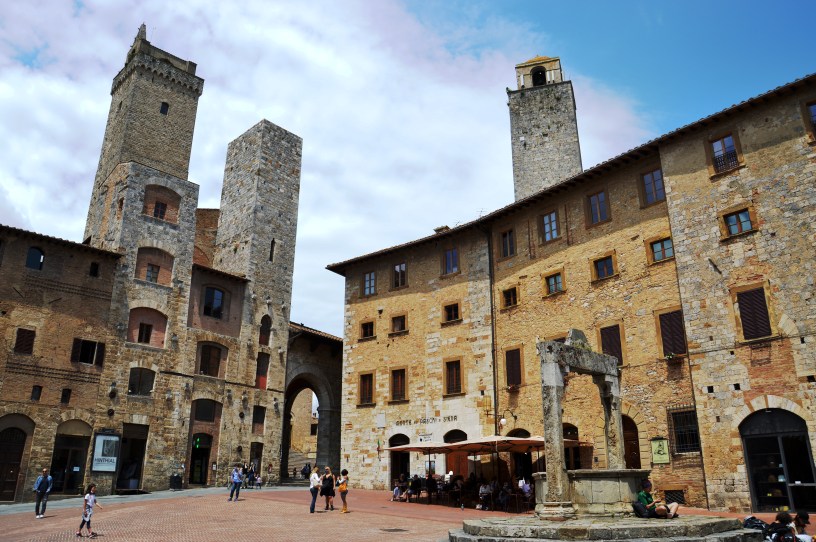 Piazza della cisterna, San Gimignano.