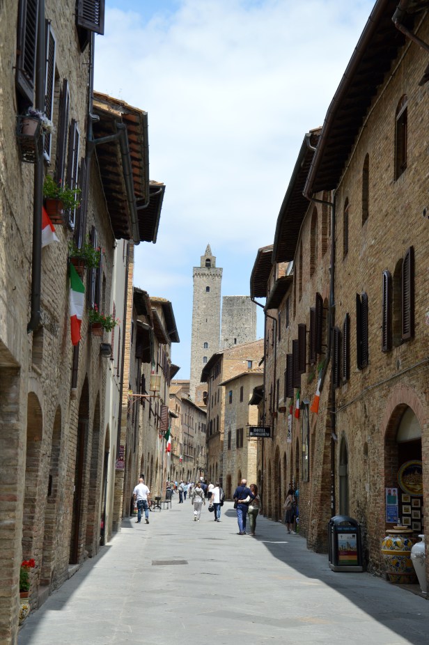 Via San Giovanni con in fondo la torre Rognosa.