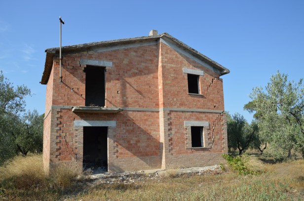 Una delle moltissime case abbandonate in Contrada Marrella. Furono costruite negli anni '50 dall'Ente di Riforma Fondiaria.