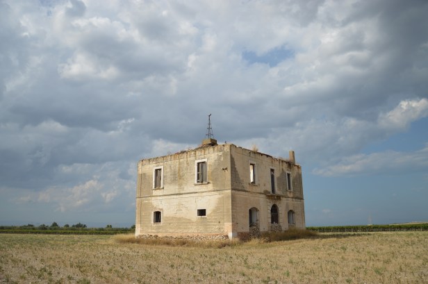 Una scuola degli anni '50 immersa nella campagna in Contrada Acquarulo.