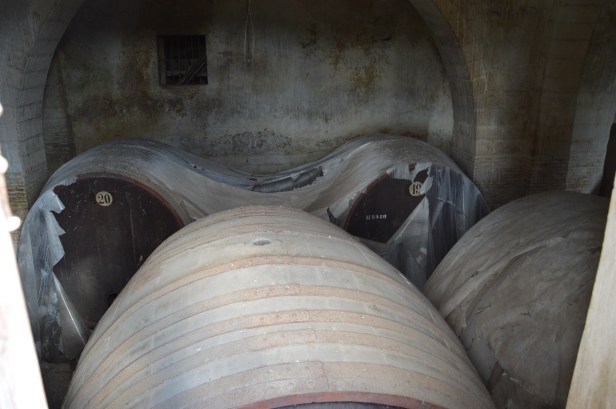 Masseria Santa Maria dei Manzi era un importante cantina vinicola con moderni sistemi di produzione, al di là di una finestra delle botti nelle cantine.