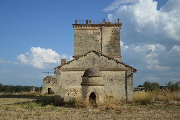 Santa Maria dei Manzi, il palazzetto principale con in primo piano l'accesso ad una galleria sotterranea.
