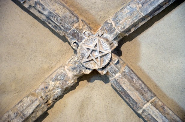 Stella a cinque punte sulla vetta della volta a crociera.