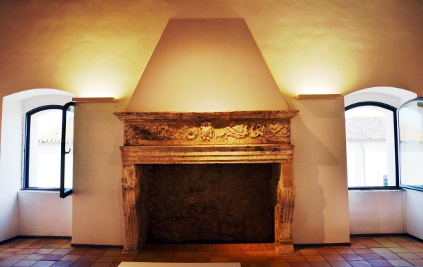 Il grande camino fatto costruire dal Cardinale Nicola Caetani di Sermoneta.