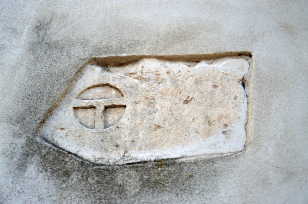 L'emblema di Torre Alemanna scolpito su una pietra in facciata.